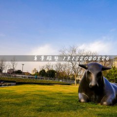 臥牛銅雕，草地銅牛雕塑