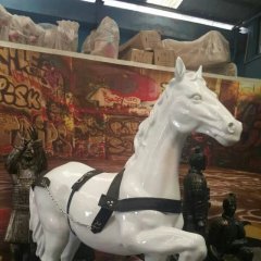 抬蹄馬雕塑，玻璃鋼白馬動物雕塑