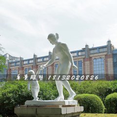 媽媽教兒子學(xué)走路石雕，公園人物石雕