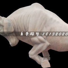 晚霞紅開荒牛雕塑，廣場石雕牛