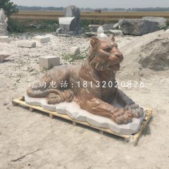 趴著的老虎石雕，晚霞紅動物雕塑